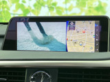 停車中には、TVでリラックス。長距離移動や待ち時間も快適に過ごせる、便利な機能です。