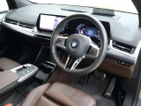 視線の先に自然と情報が集まり必要な操作へスムーズに手が届くBMWならではのコックピット。洗練されたデザインと上質な素材が調和し乗り込んだ瞬間からドライバーの走る歓びを日常に感じる空間です。