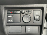 運転席右側に電動スライドドアのスイッチや横滑り防止【VSA】のスイッチ等がついています。