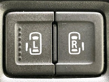 【両側パワースライドドア】スマートキーや運転席のスイッチで後席両側スライドドアの開閉が可能♪電動だから力を入れてドアを開ける必要が無く、小さなお子様でも簡単に開け閉めでき快適です♪
