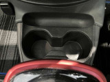 両席側前部にドリンクホルダーあります♪運転中でも手が届きやすい位置にあって使い易いです♪