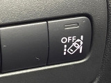 ●レーンキーピングアシスト:走行車線の逸脱を教えてくれる機能。走行時に、クルマが車線から外れていることをカメラが検知すると、ステアリングを微振動させてドライバーに警告します。