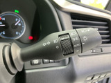 操作しやすい位置に配置されたレバーで、スムーズなウインカー操作が可能です。安全確認をサポートし、快適な運転に貢献します。