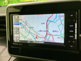 目的地設定は簡単。鮮明な画面で、スムーズなカーナビゲーションをサポートします。行きたい場所に迷わず到着できる安心感を。