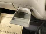 運転席からも助手席からも自由に使えるドリンクホルダーもついております。足元部分にはちょっとした小物を入れるのに便利な収納BOXもあります。
