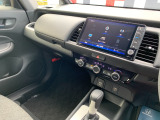 助手席周辺はこのようになっております。運転手だけでなく助手席に一緒に乗られる方も広々と快適にお乗り頂けるような設計です!各種装備を次の写真からご案内いたしますのでご覧ください。