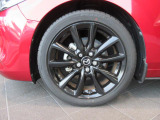 18インチ純正アルミホイールを装備。タイヤサイズは215/45R18となります。