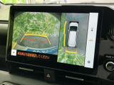 後方状況をわかりやすく表示し、安全な運転をサポート。駐車時の不安を軽減する、頼りになる機能です。