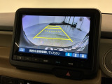 リバースギアに入れるだけで後方の表示へ切り替わります。夜間や雨の日の駐車も楽になりますよ。