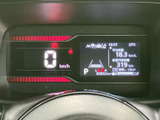 視認性の高いメーター類で、速度や走行距離などを確認できます。運転に必要な情報を一目で把握でき、安全運転をサポートします。