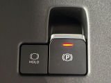 【電動パーキングブレーキ】パーキングブレーキは便利な電動式!ボタン一つで操作でき、アクセルを踏めば自動で解除されます♪レバーやペダルが無いので運転席廻りもすっきりしますね♪