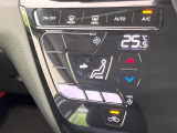 【オートエアコン】一度お好みの温度に設定すれば、車内の温度を検知し風量や温度を自動で調整。暑い&hellip;寒い&hellip;と何度もスイッチ操作をする必要はありません。快適な車内空間には必須の機能ですね♪