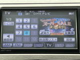 多彩な再生機能で、車内時間をより楽しく演出。ラジオやCD、SDなど、様々なメディアに対応し、快適なドライブをサポートします。