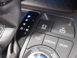 「HOLD」スイッチを押し、システムONの状態にしておくことで、渋滞や信号待ちなどでブレーキを踏んで停車した時にブレーキを保持。アクセルを踏むと解除されます。