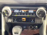 【オートエアコン】一度お好みの温度に設定すれば、車内の温度を検知し風量や温度を自動で調整。暑い&hellip;寒い&hellip;と何度もスイッチ操作をする必要はありません。快適な車内空間には必須の機能ですね♪