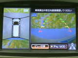 車両後方の状況を画面で確認できます。駐車時や後退時の安全性を高め、運転をサポートします。狭い場所でも安心です。