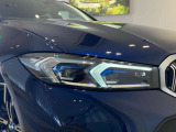 BMWの伝統の丸目4灯ヘッドライトでございます。LEDライトで視認性もよく明るく安全性の向上につながります。