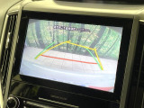 【バックカメラ】駐車時に後方がリアルタイム映像で確認できます。大型商業施設や立体駐車場での駐車時や、夜間のバック時に大活躍!運転スキルに関わらず、今や必須となった装備のひとつです!