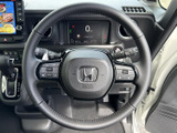 握りやすい形状で、運転操作を快適に。ステアリングスイッチで、オーディオなどを操作できます。