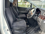 運転席からの視界は広く、運転操作もスムーズに行えます。シートの座り心地も良く、長距離運転でも疲れにくいのが魅力です。