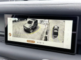【3Dサラウンドカメラ】周囲の安全確認をアシストする機能です。3D車外ビュー、360&deg;オーバーヘッドビューを 利用して、狭いスペースでも安心、スムーズに運転操作ができます。