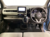 車内は光触媒抗菌消臭施工済です。インパネ周りはスタイリッシュなデザインで機能や装備も充実しています。グローブボックスやカップホルダーのほかにトレーなどたくさんの収納スペースが付いています。