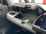 助手席周辺はこのようになっております。運転手だけでなく助手席に一緒に乗られる方も広々と快適にお乗り頂けるような設計です!各種装備を次の写真からご案内いたしますのでご覧ください。