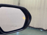【ブラインドスポットモニター】隣の車線を走る車両をレーダーで検知し、ドライバーでは見えない四角に存在する車両を検知するとドアミラーに搭載されたインジケータが点灯します
