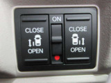 両側電動スライドドアです。お買い物で両手がふさがっているときなど大変便利です!