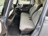 運転席からの視界は良好で、周囲の状況を把握しやすい設計。安全運転をサポートします。
