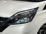 【LEDヘッドライト】悪天候や夜間走行時も良好な視界を確保し安心して運転できる高輝度LEDヘッドライトを装備!点灯速度が早く、消費電力も抑えられています。