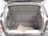 荷室は荷物を隠せるトノカバー付!充分な荷室の広さです!