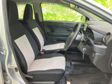 座り心地の良いシートが、ドライバーを優しく包み込みます。視界も広く、運転に集中できる空間です。