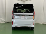 後席の窓には外から車内が見えにくくなるプライバシーガラスを採用。周りを気にせずリラックスして過ごせます