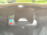 【トヨタセーフティセンス】走行中に前方の車両等を認識し、衝突しそうな時は警報とブレーキで衝突回避と被害軽減をアシスト。より安全にドライブをお楽しみいただけます。