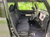 運転席からの視界は良好で、運転操作もスムーズに行えます。シートの形状も工夫されており、長距離運転でも疲れにくいでしょう。