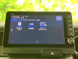 高精細なディスプレイが、ドライブ中のエンターテインメントを豊かに彩ります。Bluetooth接続で、お気に入りの音楽もワイヤレスで楽しめます。