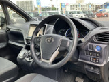 運転席からの視界は良好で、運転操作もスムーズに行えます。落ち着いた色調のインテリアが、快適なドライブをサポートします。