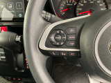 運転中、オーディオの操作をしてて、ハッとしたことはありませんか?ステアリングスイッチは、運転中でもハンドルでオーディオの操作が可能です。安全なドライブをサポートします。
