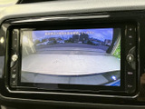 後方確認をサポートするモニター画面。駐車時の安全性を高め、狭い場所でもスムーズな操作を可能にします。運転に自信がない方にもおすすめです。