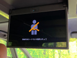 【13.2型フリップダウンモニター】大画面モニターで後席でもエンタメをお楽しみいただけます。小さなお子様にも大人気の装備です♪