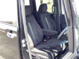☆運転席まわりには十分なスペースがあり、ゆったり運転できおすすめポイントです☆