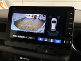 リバースギアに入れるだけで後方の表示へ切り替わります。夜間や雨の日の駐車も楽になりますよ。