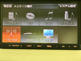 CDやラジオ、USBなど、様々なメディアに対応。お好みの音楽で快適なドライブをお楽しみください。多様なソースを選べるのが魅力です。