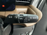操作しやすい位置に配置されたウインカーレバー。確実な操作感で、安全な車線変更をサポートします。直感的な操作が可能です。