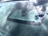 【プリクラッシュセーフティ】前方の車両等を検知し、衝突しそうな時は警報で注意を促し、ブレーキを踏む力をサポート。ブレーキを踏めなかった場合は衝突被害軽減ブレーキが作動、衝突回避をサポートします。
