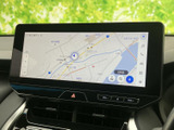 高精細な地図表示で、スムーズなルート案内を実現。周辺施設の情報も確認でき、初めての場所でも安心です。