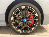 また、BMW正規認定中古車は、エマージェンシーサービスが自動付帯。24時間365日、皆様のカーライフをサポート致します。確かな安心のうえで、「駆けぬける歓び」をご堪能ください。