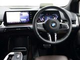視線の先に自然と情報が集まり必要な操作へスムーズに手が届くBMWならではのコックピット。洗練されたデザインと上質な素材が調和し乗り込んだ瞬間からドライバーの走る歓びを日常に感じる空間です。