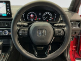 運転にかかわる様々な操作を安全に行えるように視点移動が少なく操作性に配慮されたスイッチ類が凝縮されたコクピットです。